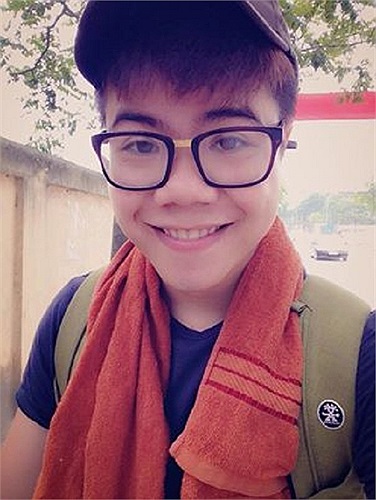 Đinh Mạnh Ninh cũng đi du lịch kết hợp 'chạy sô kiếm cơm'.