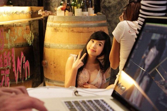 Người đẹp luôn diện trang phục và cách tạo dáng khoe được vòng một đầy đặn.