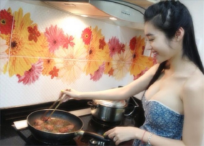 Ngay cả khi vào bếp nấu ăn người đẹp cũng gợi cảm hết cỡ.