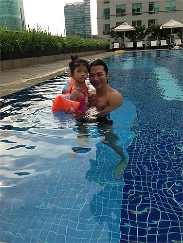 Anh dạy cô công chúa nhỏ tập bơi.