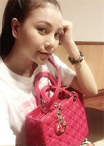 Người đẹp nổi tiếng nhờ nhòm ngực Elly Trần Trà Ngọc Hằng khoe túi hàng hiệu nhãn Dior.