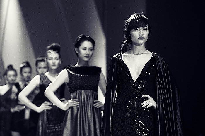 Hồng Quế trên sàn catwalk.