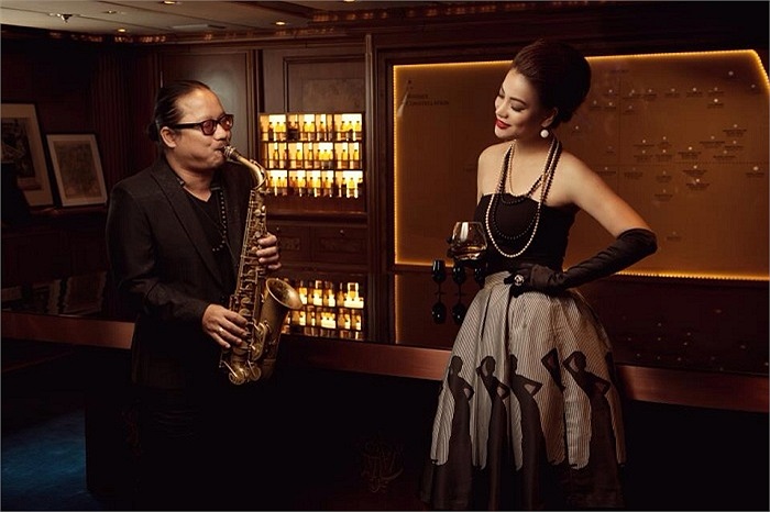 Trương Ngọc Ánh trong một bức ảnh cực sang trọng cùng nghệ sĩ saxophone Trần Mạnh Tuấn.