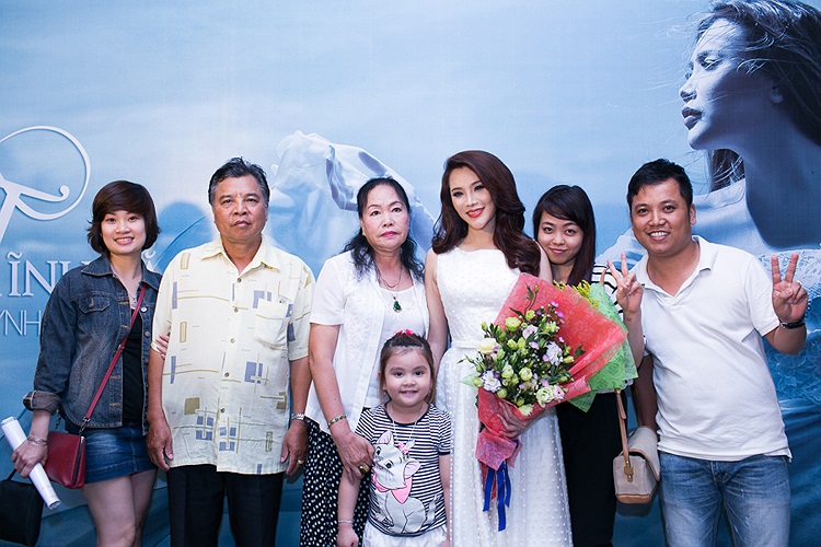 Cha, mẹ cùng những người thân...