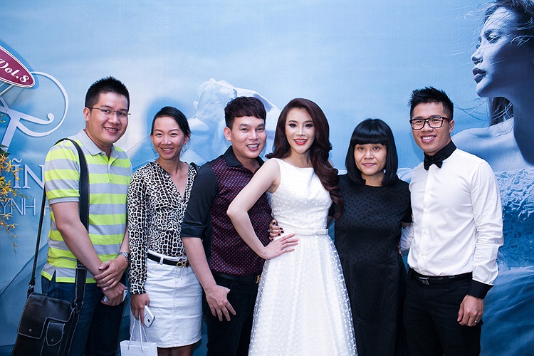 Và bạn bè thân thiết của Hồ Quỳnh Hương cũng đến ủng hộ cô. (Ảnh: Alex Cui)