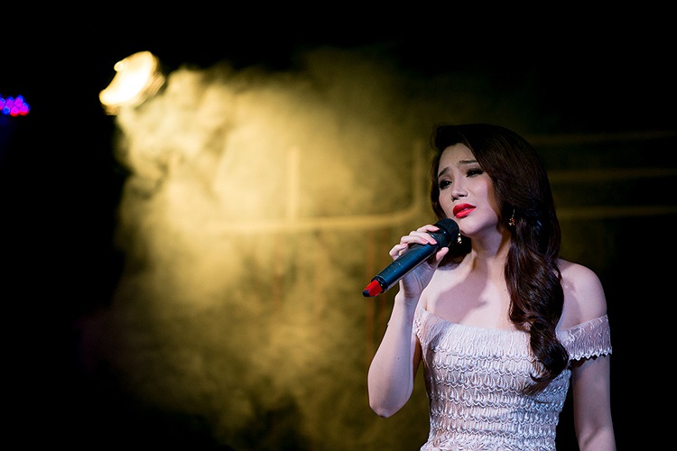 Trước đó, nữ ca sỹ vừa tốt nghiệp Đại học Nghệ thuật Quân đội loại xuất sắc. 