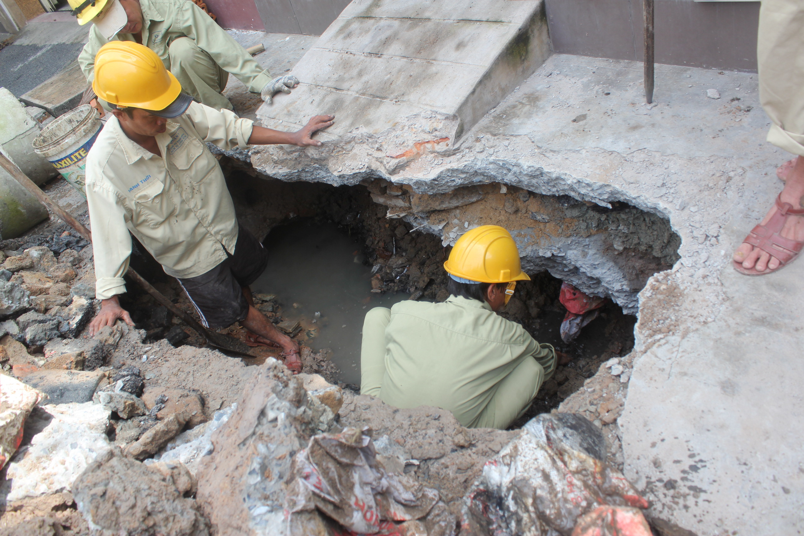 TP.HCM, hố tử thần, khoét hàm ếch, quận 3, Lê Văn Sỹ, nhà dân