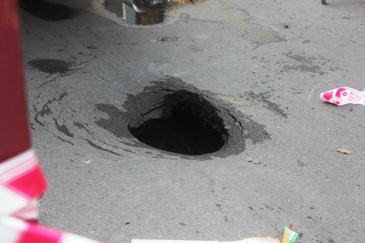 "Hố tử thần" nuốt xe ba gác, giao thông kẹt cứng