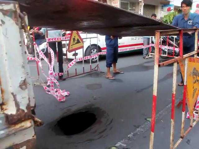 "Hố tử thần" nuốt xe ba gác, giao thông kẹt cứng