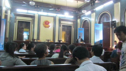 Hoa hậu Mỹ Xuân gầy gò trong phiên xét xử