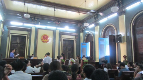 Hoa hậu Mỹ Xuân gầy gò trong phiên xét xử