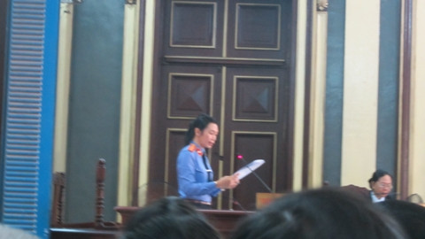 Hoa hậu Mỹ Xuân gầy gò trong phiên xét xử