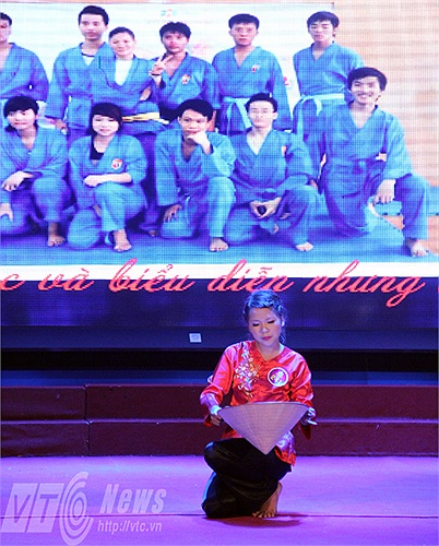 Tối qua, 31 nữ sinh xinh đẹp, duyên dáng nhất Thủ đô đã cùng nhau tranh tài trong đêm Chung kết tài năng Hoa khôi sinh viên Hà Nội