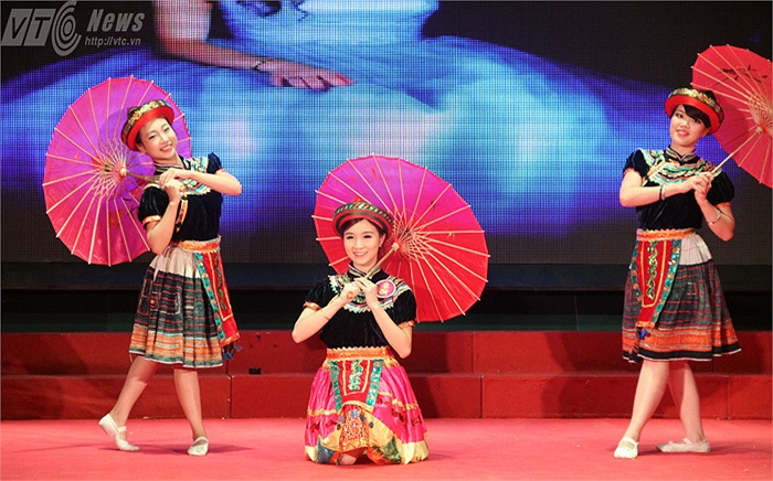 Phần thi tài năng múa ô của cô gái nhỏ nhắn Dương Vân Anh
