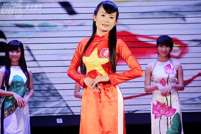 Vũ Hồng Nhung khoe tài thiết kế và trình diễn thời trang đẹp mắt