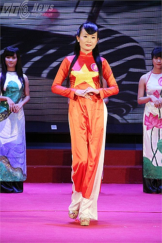 Những bộ áo dài do Hồng Nhung thiết kế đã nhận được nhiều cảm tình từ khán giả