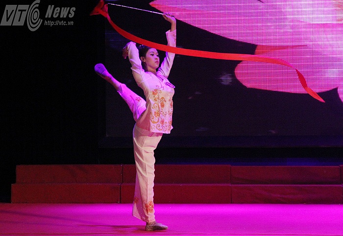 Lương Hoài Thu mềm mại trong từng động tác múa và thể dục nghệ thuật