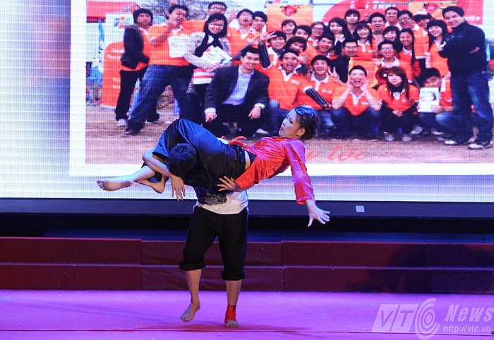 Pha bay người dũng mãnh, đẹp mắt của nữ sinh Quỳnh Trang