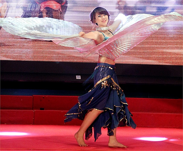 Nguyễn Thu Thủy với tiết mục múa Belly dance đẹp mắt