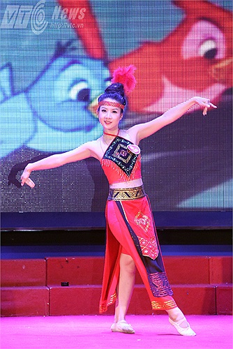 Trang phục biểu diễn cũng được cô gái xinh đẹp này chuẩn bị rất phù hợp với bài múa