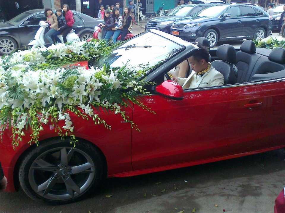  Chiếc xe hoa của cô dâu, chú rể trên phố cũng thu hút sự chú ý của rất nhiều người.