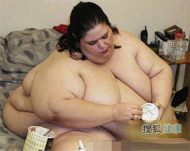 Dù đã rất béo nhưng người phụ nữ này không thể ngừng ăn đồ ngọt vì cô cảm thấy rất thèm thuồng