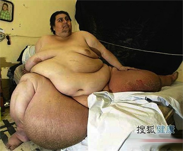 Người đàn ông này gần như sinh hoạt mọi thứ đều ở trên giường