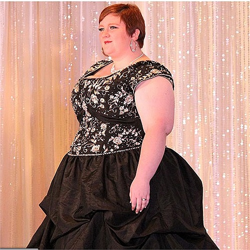 Victoria lại có một cân nặng lên tới hơn 140kg và kích thước ngoại cỡ nhưng cô đã danh hiệu Miss Plus bang Utah (Mỹ) 2012. 