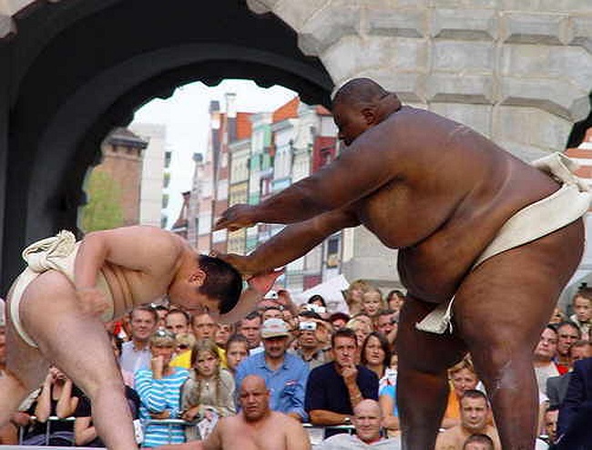 Đô vật to béo gấp 3 đối thủ của mình, nhưng trong trận đấu này anh đã thua