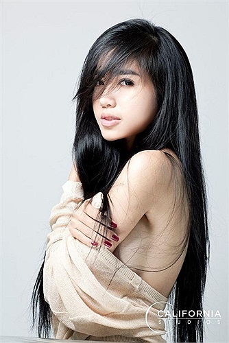 Elly Trần vai trần buông lơi gợi cảm.