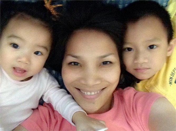 Hồng Ngọc chụp ảnh bên hai nhóc tì xinh xắn.