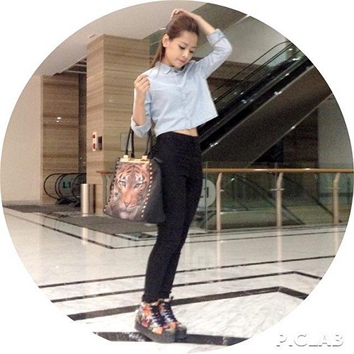 Chi Pu xì tin như một cô nàng học trò.