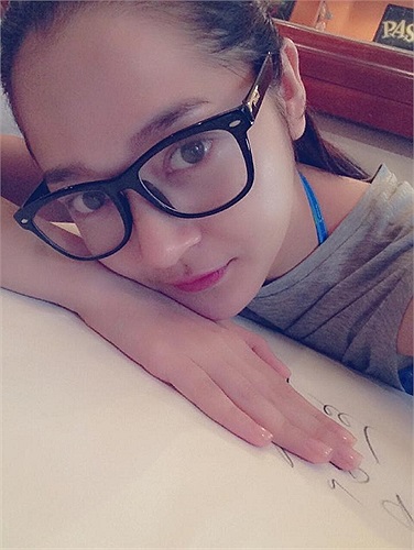Bảo Anh ngố tàu khi đeo thêm cặp kính siêu nhí nhảnh.