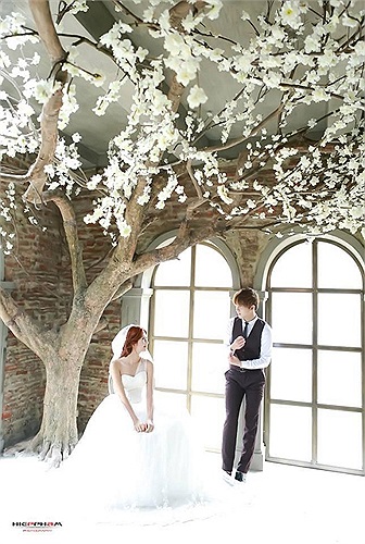 Bê Trần lãng mạn khi hóa chú rể bên cạnh Quỳnh Shyn.