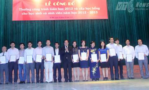 Viện Toán cao cấp trao hơn 7 tỷ đồng học bổng