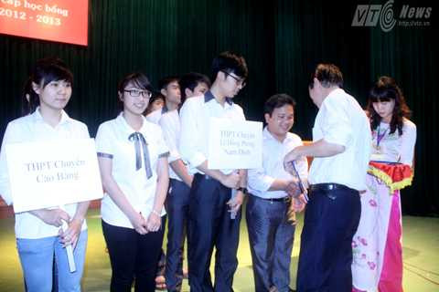 Viện Toán cao cấp trao hơn 7 tỷ đồng học bổng