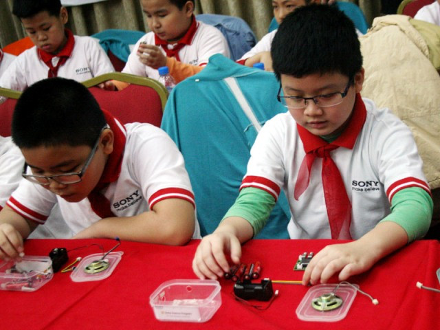 học sinh tiểu học tập lắp ráp máy ghi âm