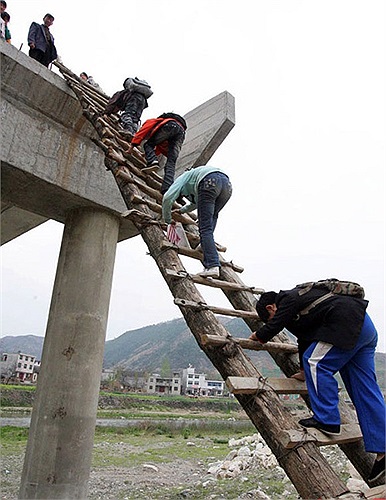 Học sinh ở thị trấn Trúc Lâm (huyện Đan Phượng, Thiểm Tây, Trung Quốc) trèo thang, leo núi đi học
