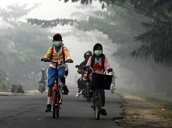 Học sinh đi học trong trận sương mù lịch sử năm 2012 ơ tỉnh Kalimantan, Indonesia