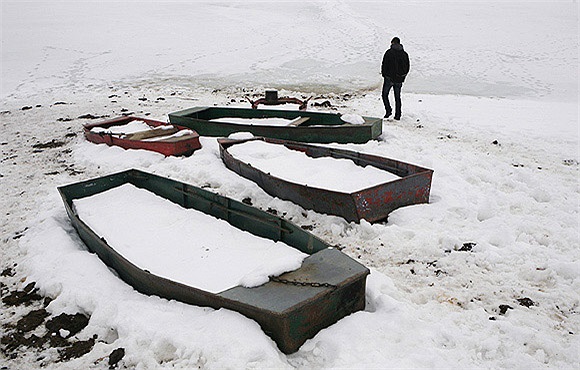 Để đến lớp, một học sinh ở Kosovo phải đi qua hồ Batllava đã bị đóng băng