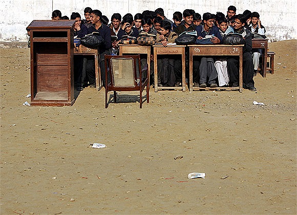 Học sinh đi học sau trận động đất ở Pakistan vào tháng 5/2005