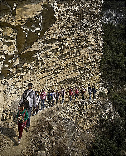 Giáo viên và học sinh trường Tiểu học Banpo, tỉnh Quý Châu, Trung Quốc phải đi qua vách núi cực kì nguy hiểm