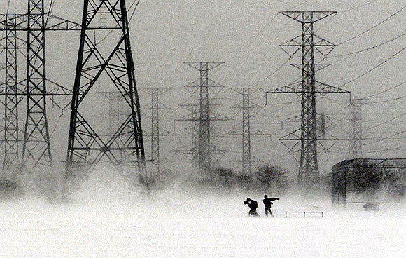 Tới trường bất chấp cơn bão mùa đông ở Pickering, phía đông Toronto, Canada năm 2000