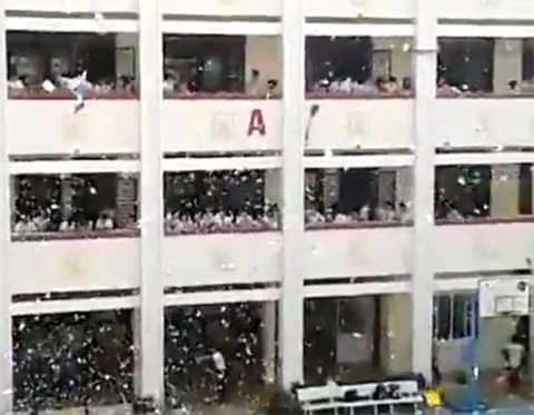 Học sinh xé đề cương lịch sử