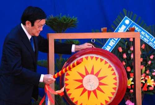 Chủ tịch nước Trương Tấn Sang đánh trống khai giảng tại trường THPT Bùi Thị Xuân (Đà Lạt, Lâm Đồng)