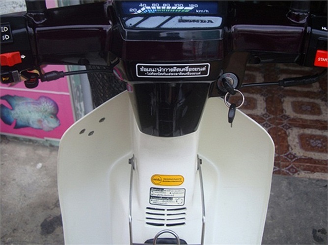 Dòng chữ thông tin sản phẩm và hướng dẫn vào số bằng tiếng Thái Lan.