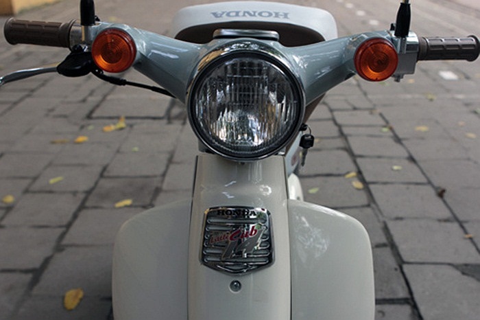 Khi nhìn từ phía trước có thể dễ dàng nhận ra dòng xe Cub của Honda, nhờ thiết kế đèn pha tròn đặc trưng, kiểu dáng ghi đông cong cong. Đèn xi-nhan và đèn pha đều được thiết kế kiểu dáng tròn cổ điển.