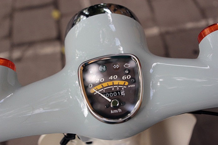 Cụm đồng hồ thiết kế đơn giản, truyền thống, hiển thị đầy đủ các thông tin tốc độ, công-tơ-mét, đèn báo xăng, xi-nhan và khởi động hệ thống phun xăng điện tử. 