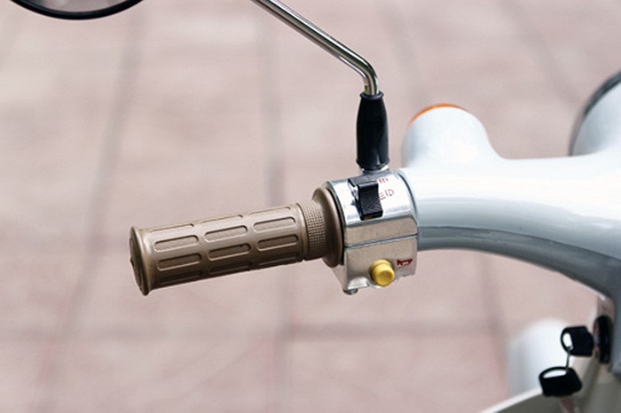 Công tắc còi và điều khiển pha, cốt bên tay trái.