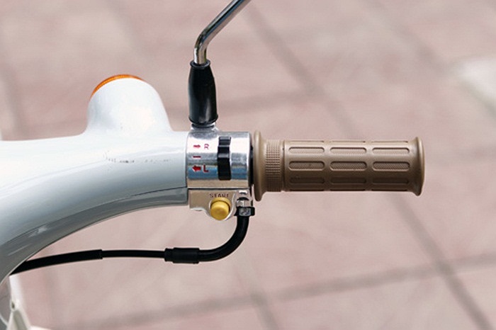 Trong khi đó, bên tay phải là công tắc đề và xi-nhan. Kiểu dáng của các công tắc cũng như tay nắm vẫn mang những nét truyền thống.